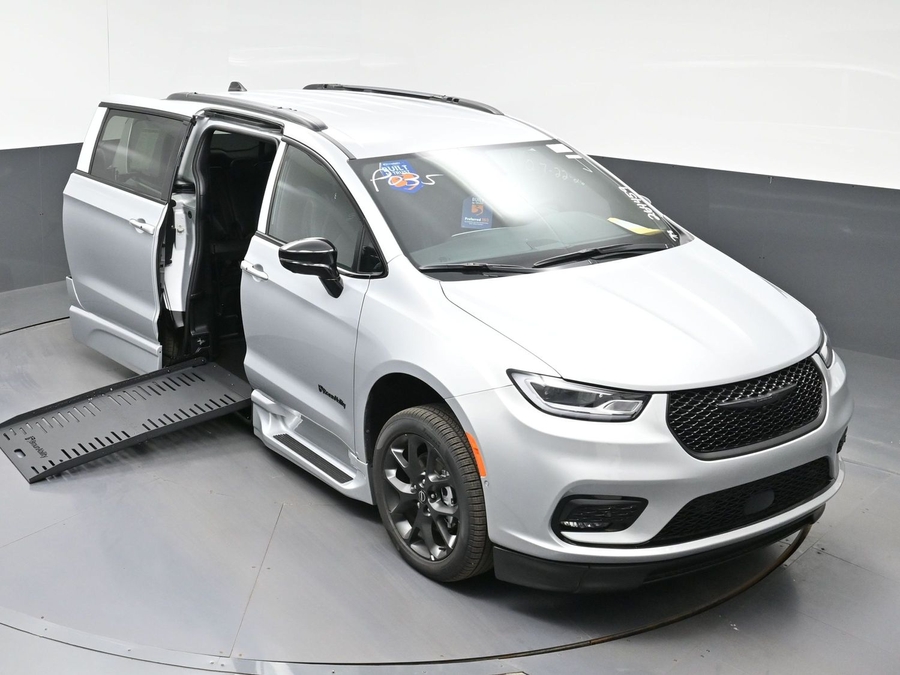 2026 Chrysler Pacifica Select - Photo 17