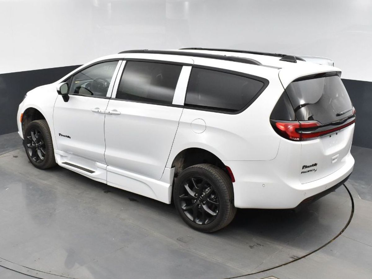 White Chrysler Pacifica image number 16