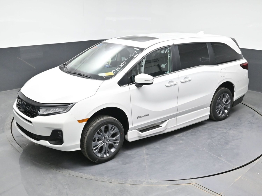 White Honda Odyssey image number 23
