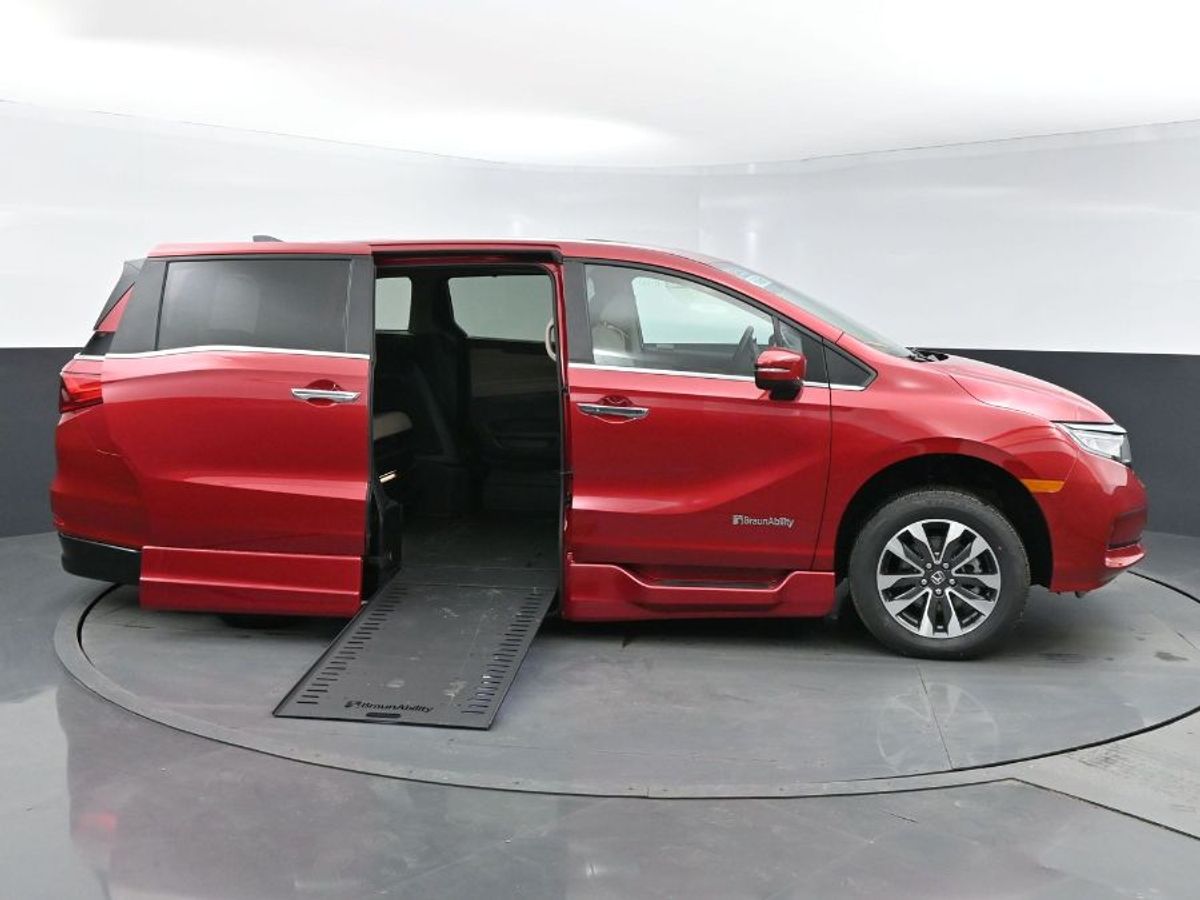 Red Honda Odyssey image number 7