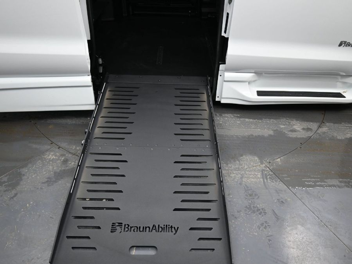 White Chrysler Pacifica image number 10