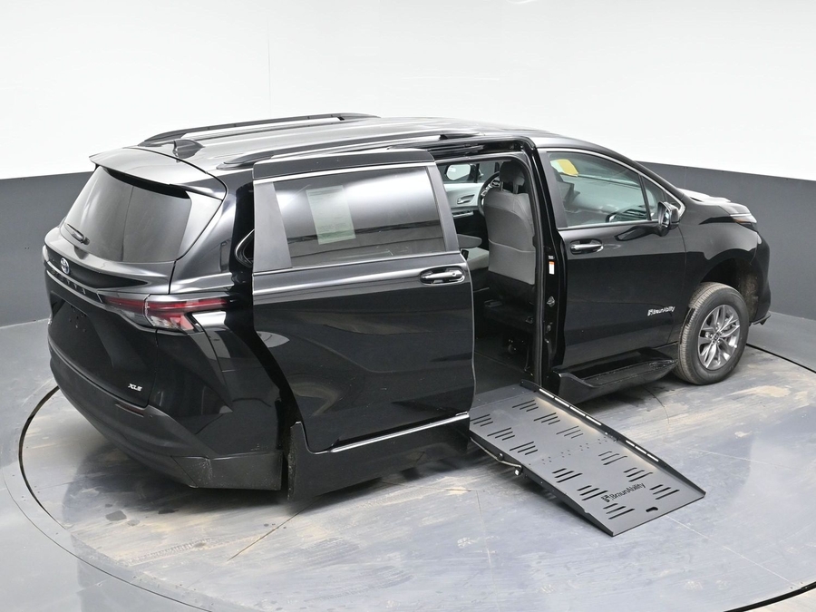 Imagen de la Toyota Sienna negra número 25