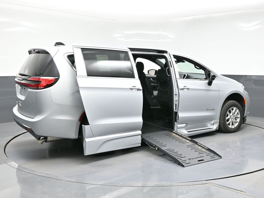 New 2026 Chrysler Pacifica Select Safety - BraunAbility Side Entry Entry Fold Out Automatic Ramp
