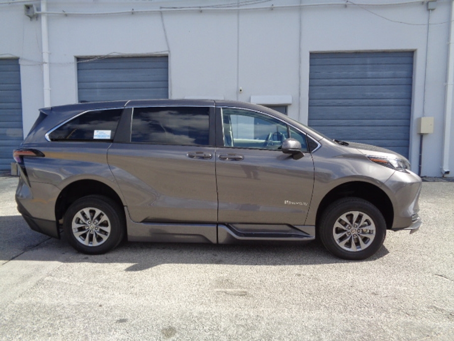 Used 2024 Toyota Sienna Hybrid LE Base - BraunAbility Side Entry Entry Fold Out Automatic Ramp