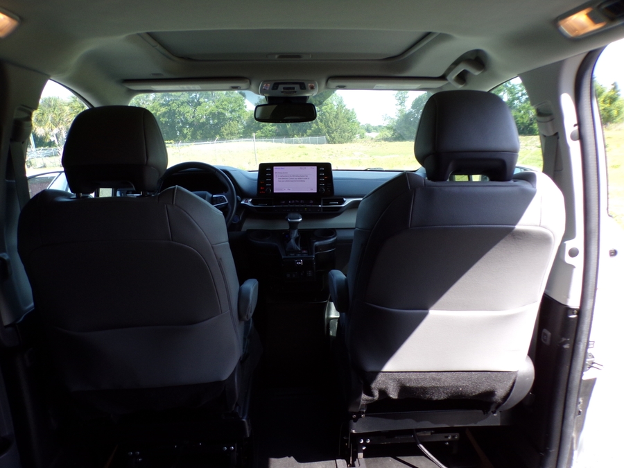 White Toyota Sienna image number 11