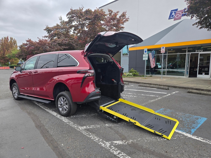 New 2026 Toyota Sienna Hybrid LE - Vantage Mobility Rear Entry Fold Out Manual Ramp