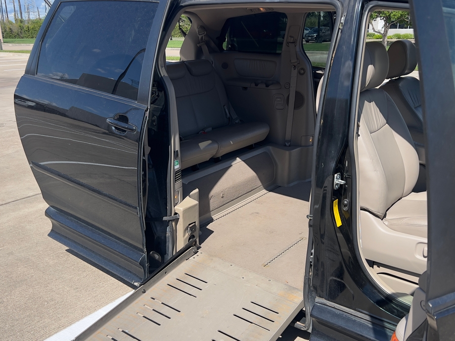 Used 2010 Toyota Sienna LE - BraunAbility Side Entry Entry Fold Out Automatic Ramp