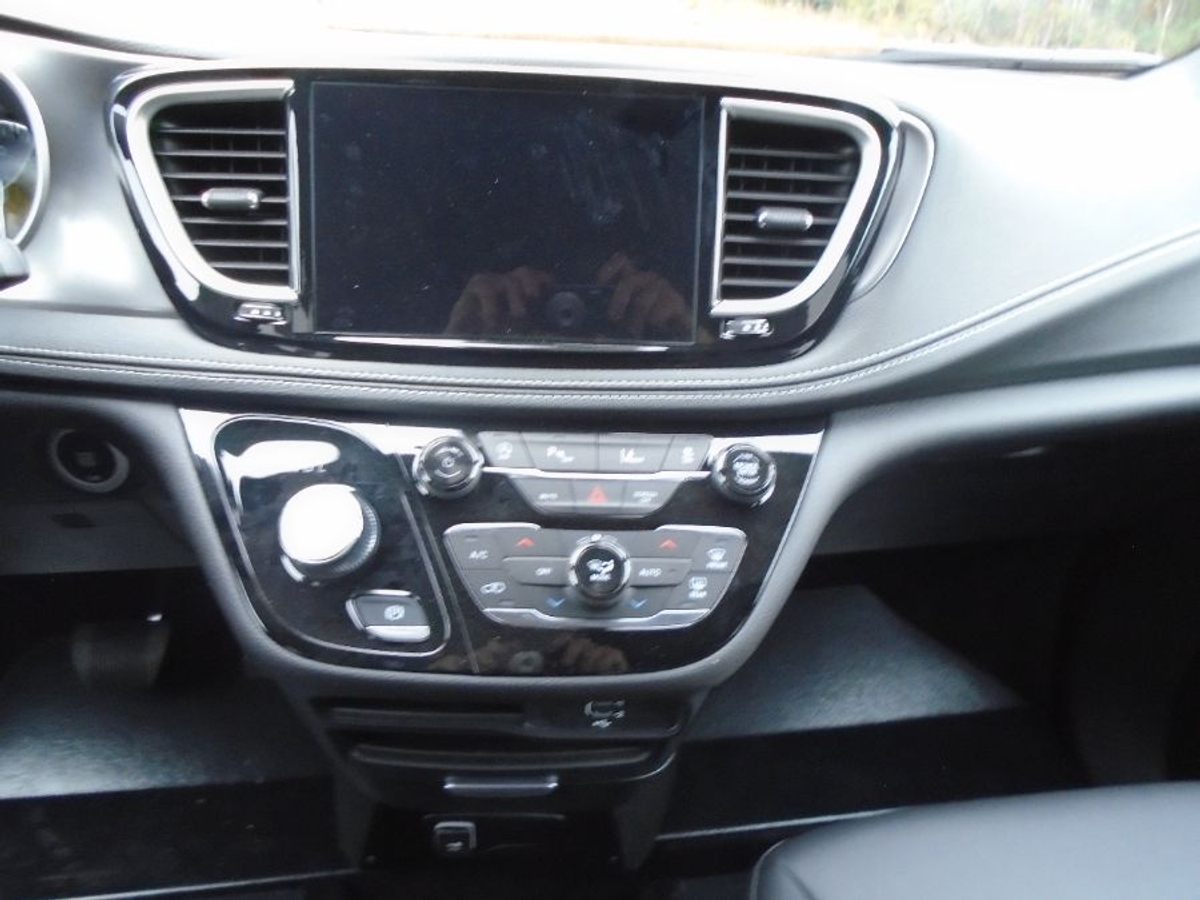 White Chrysler Pacifica image number 7