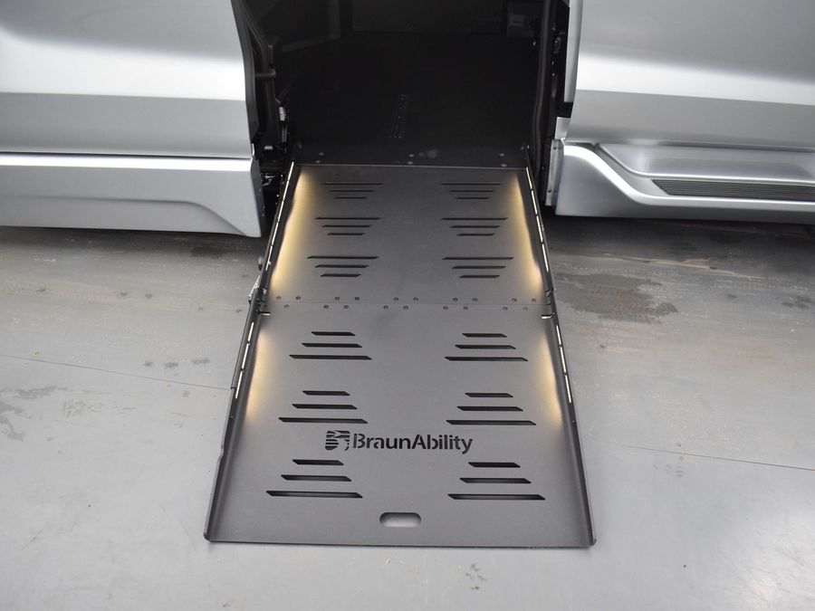 New 2025 Toyota Sienna Hybrid XLE Base - BraunAbility Side Entry Entry Fold Out Automatic Ramp