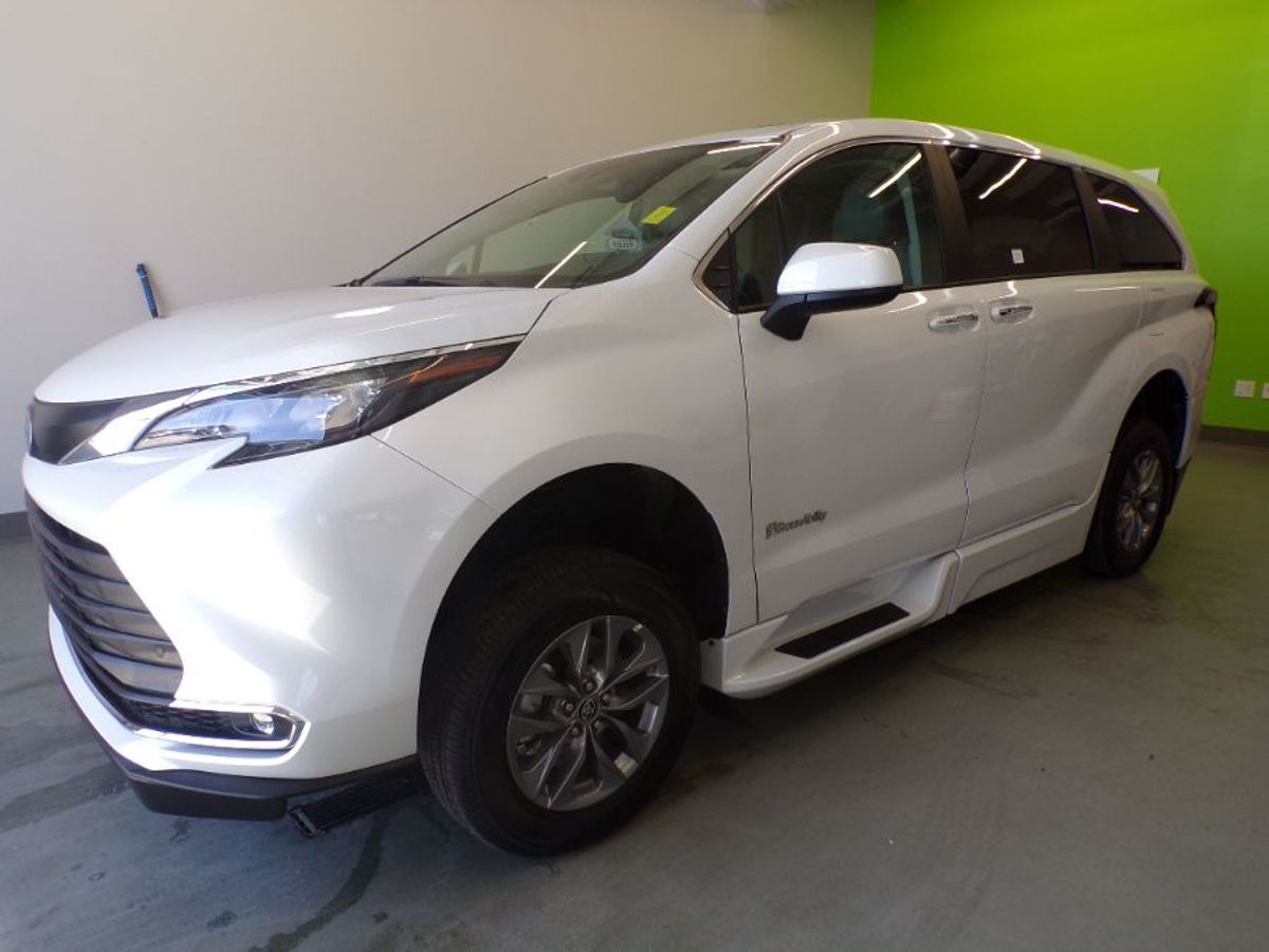 White Toyota Sienna image number 5