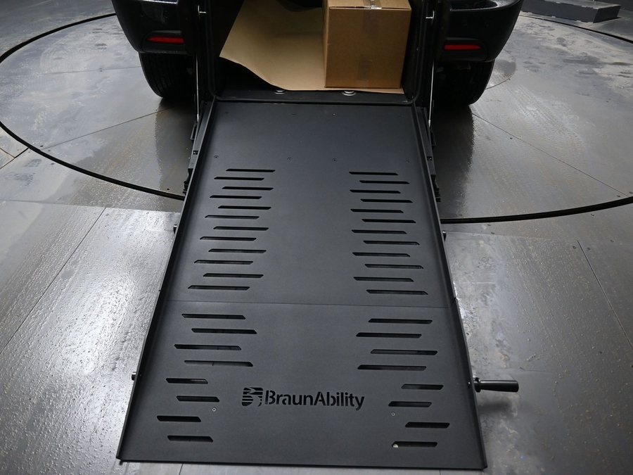 Black Chrysler Voyager image number 8