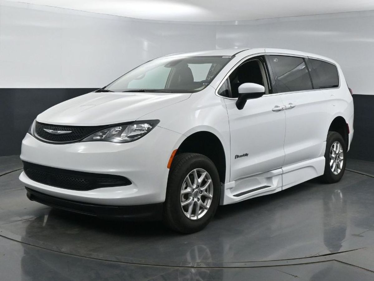 White Chrysler Voyager image number 2