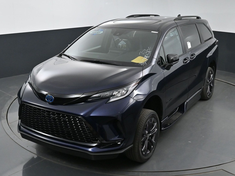 New 2025 Toyota Sienna Hybrid XSE Sport - BraunAbility Side Entry Entry In Floor Automatic Ramp