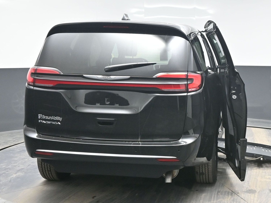 Black Chrysler Pacifica image number 3