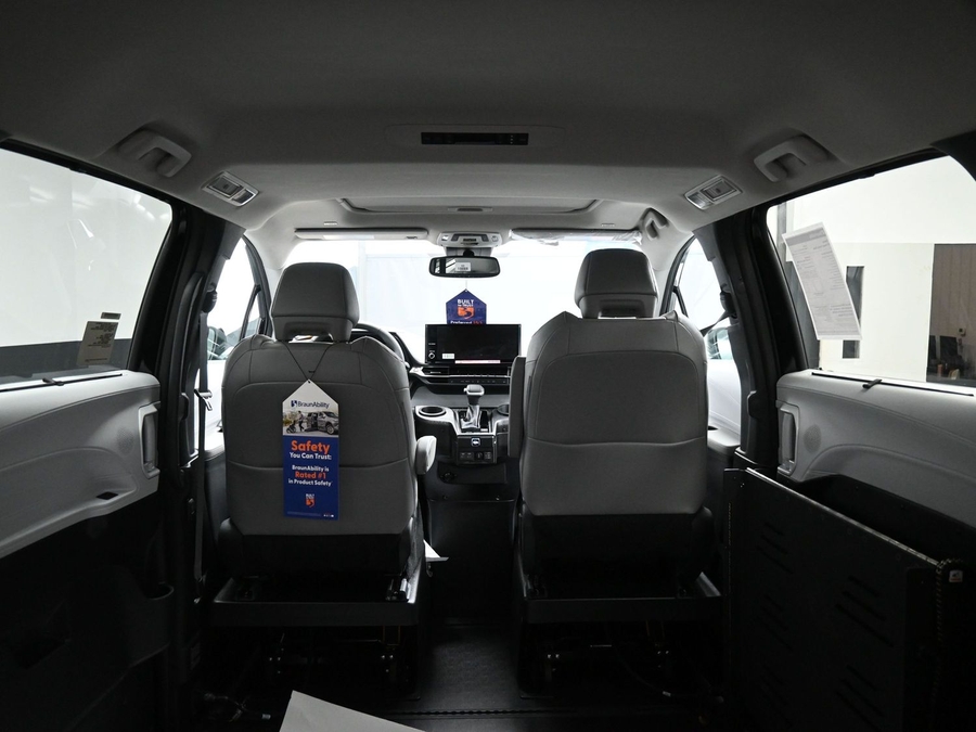 New 2025 Toyota Sienna Hybrid XLE Base - BraunAbility Side Entry Entry Fold Out Automatic Ramp