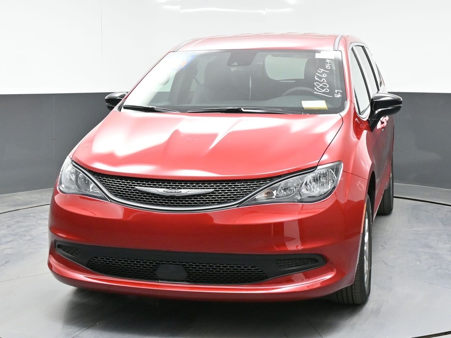 Red Chrysler Voyager image number 15