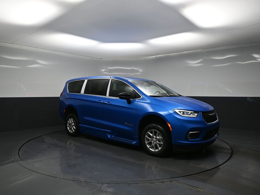 New 2026 Chrysler Pacifica Select Safety - BraunAbility Side Entry Entry In Floor Automatic Ramp