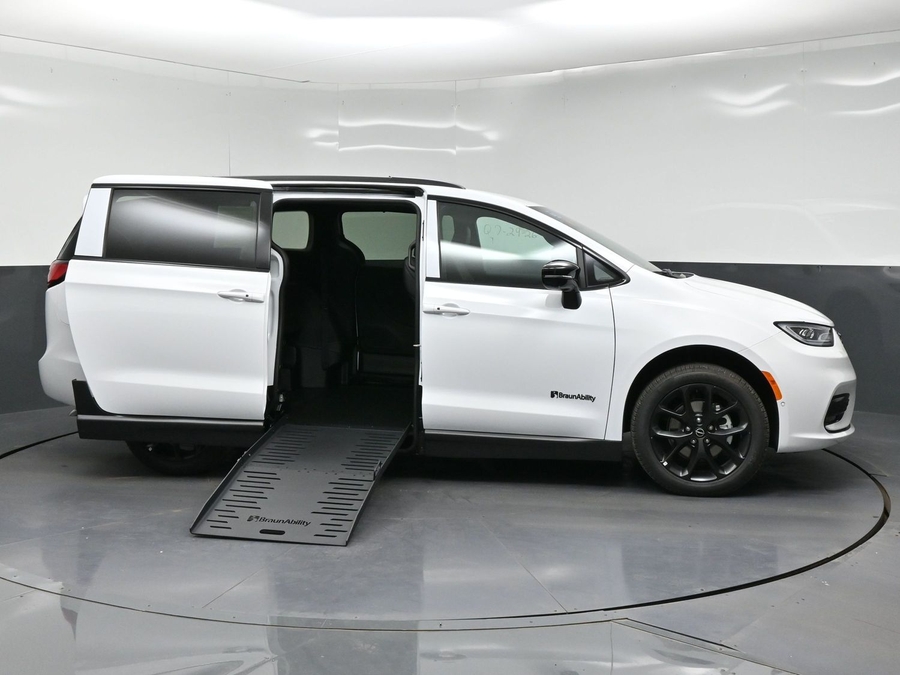 New 2026 Chrysler Pacifica Select Sport - BraunAbility Side Entry Fold Out Manual Ramp