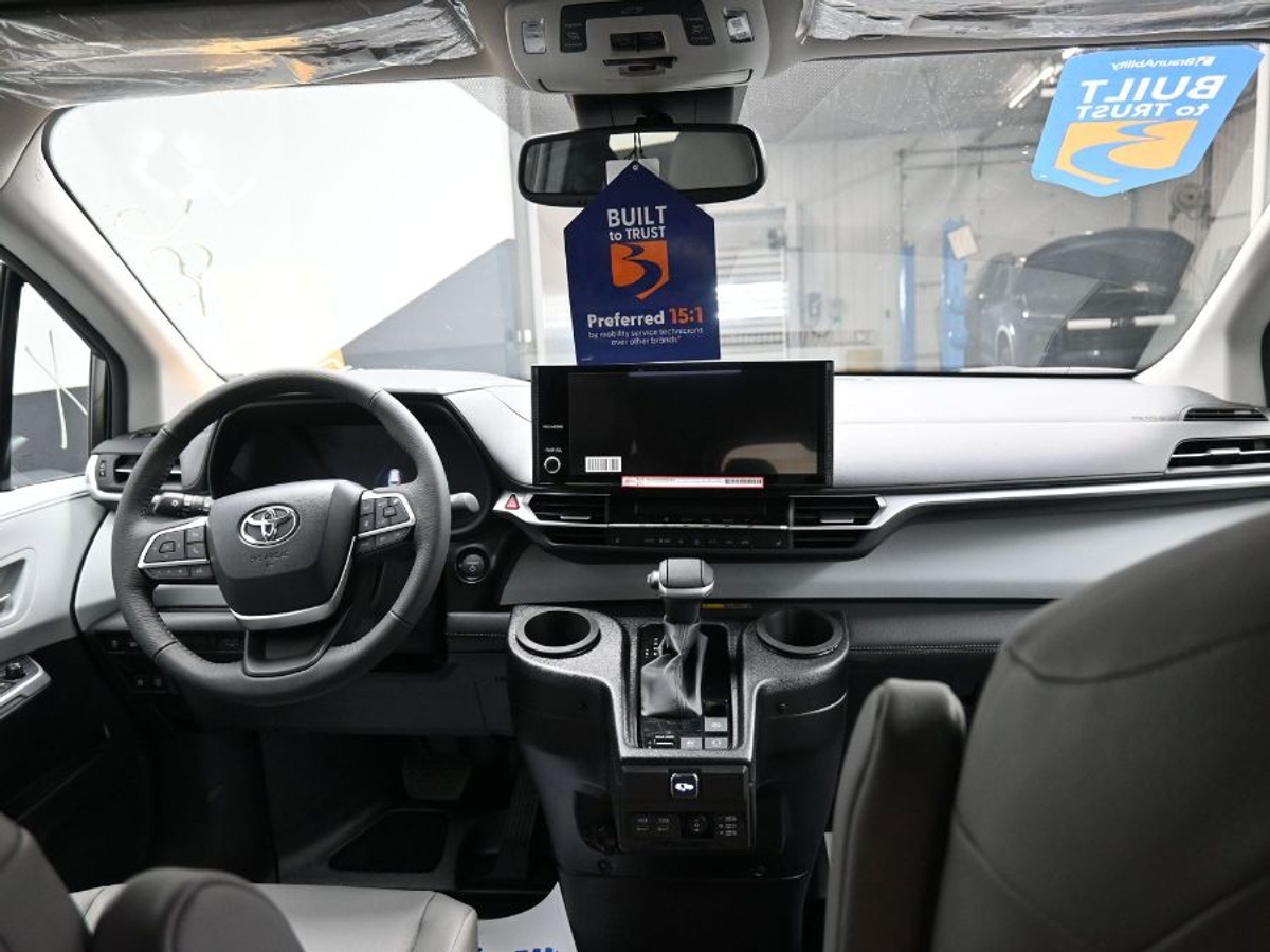 2025 TOYOTA SIENNA - Image 13
