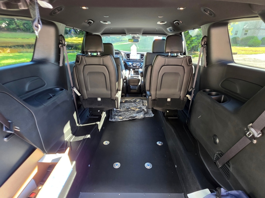 Black Chrysler Pacifica image number 5