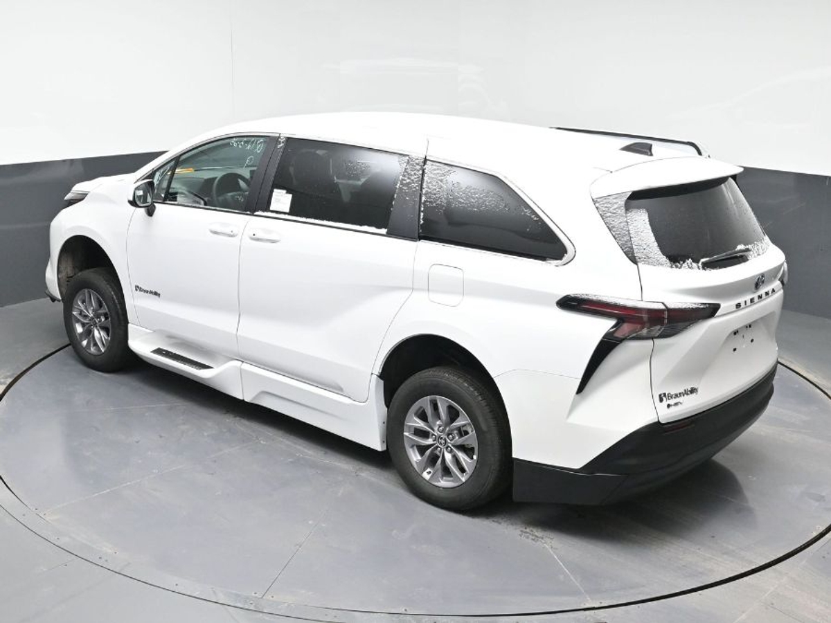 2025 TOYOTA SIENNA - Image 25