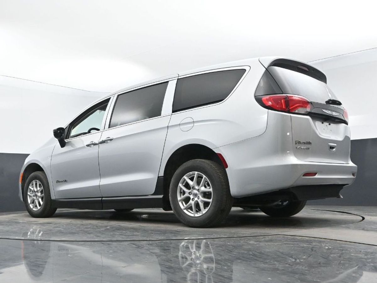 Silver Chrysler Voyager image number 9