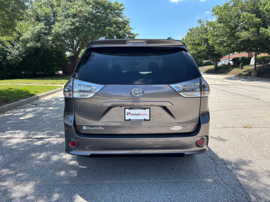 Used 2016 Toyota Sienna SE - BraunAbility Side Entry In Floor Automatic Ramp