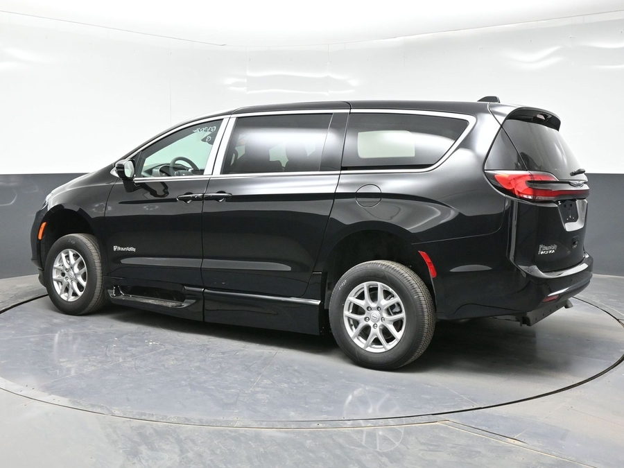 Black Chrysler Pacifica image number 3