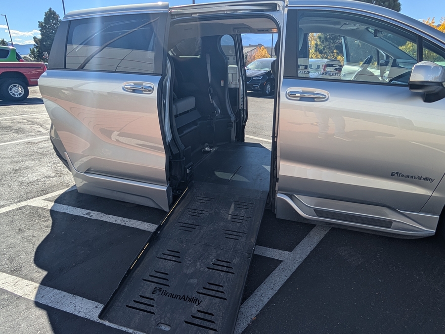 Used 2025 Toyota Sienna Hybrid XLE Base - BraunAbility Side Entry Fold Out Automatic Ramp