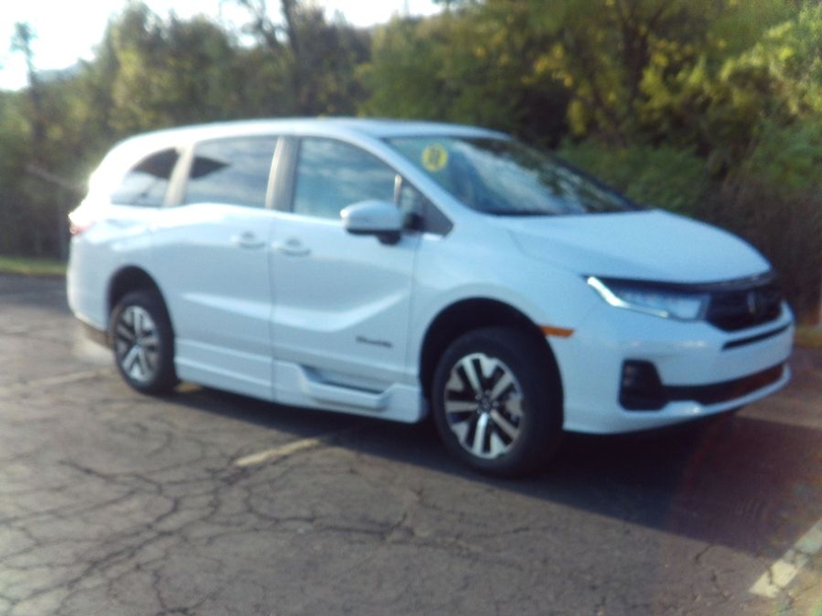 White Honda Odyssey image number 19