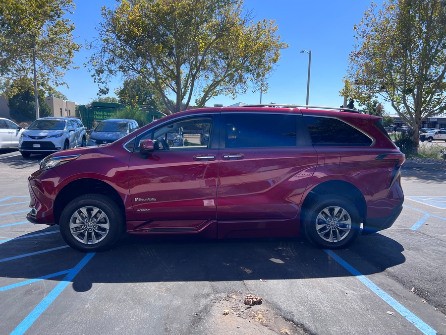 Used 2021 Toyota Sienna Hybrid XLE Plus - BraunAbility Side Entry Fold Out Automatic Ramp