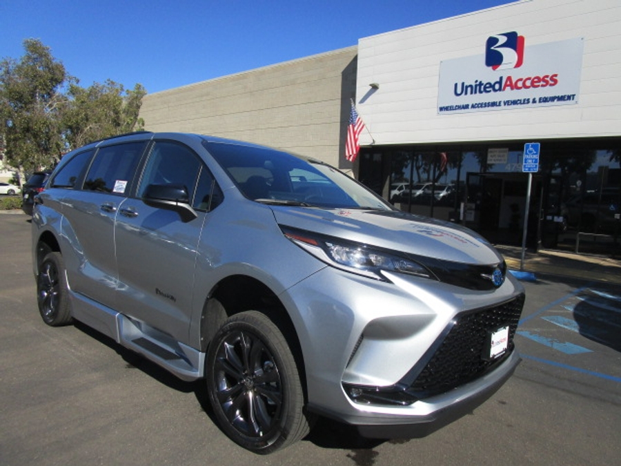 New 2025 Toyota Sienna Hybrid XSE - BraunAbility Side Entry Entry Fold Out Automatic Ramp