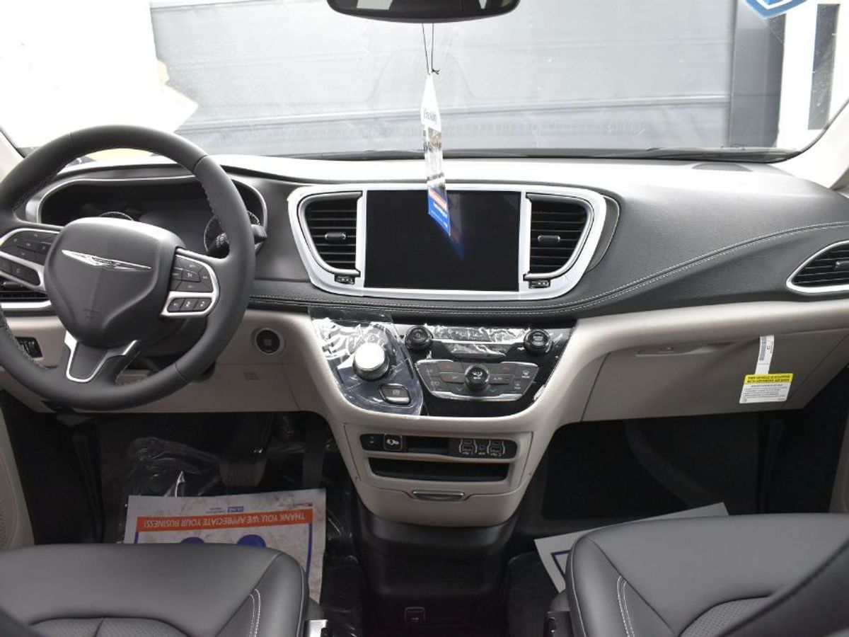 Black Chrysler Pacifica image number 4
