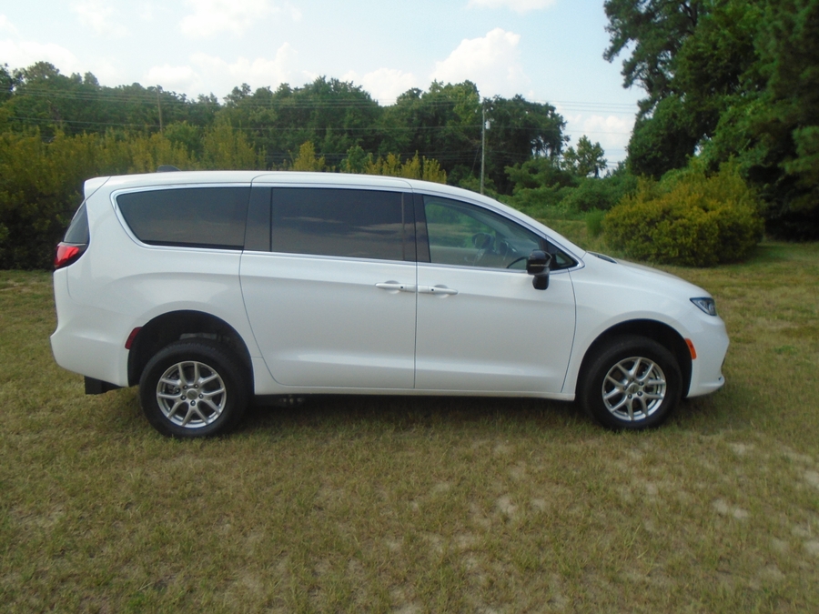 White Chrysler Pacifica image number 5