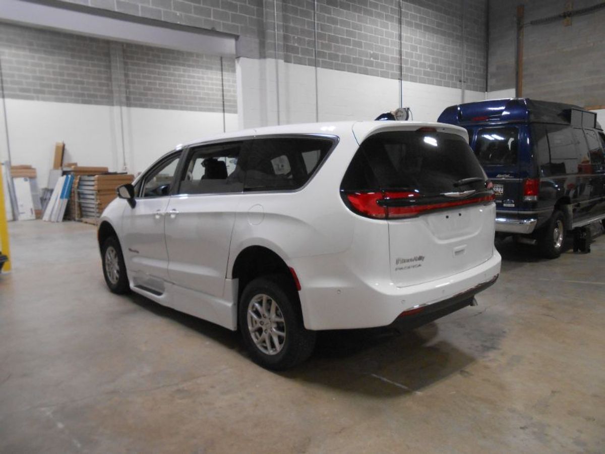 White Chrysler Pacifica image number 5