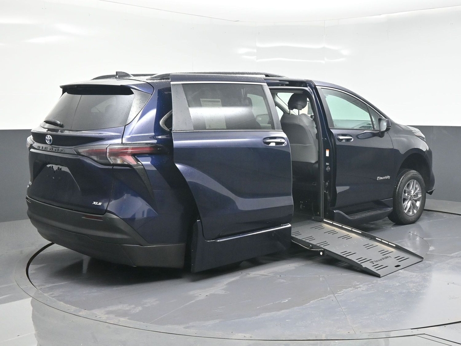 New 2025 Toyota Sienna Hybrid XLE Plus - BraunAbility Side Entry Entry Fold Out Automatic Ramp