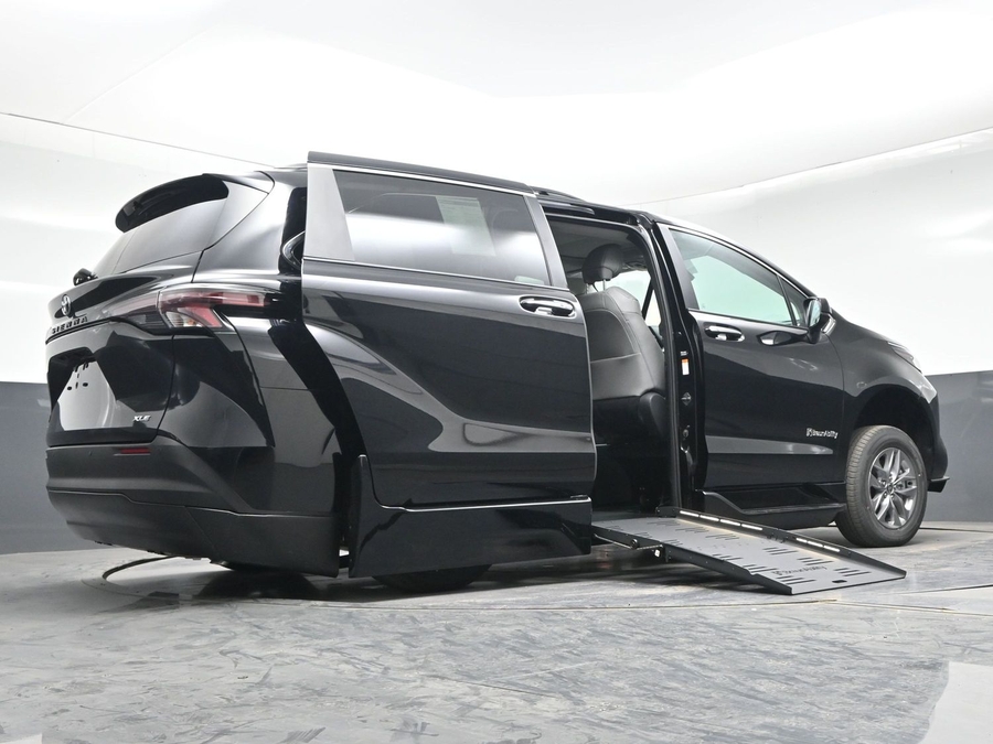 New 2026 Toyota Sienna Hybrid XLE Base - BraunAbility Side Entry Entry Fold Out Automatic Ramp