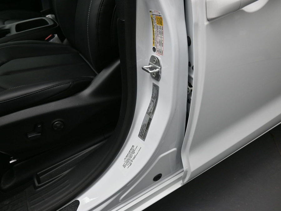 White Chrysler Voyager image number 17