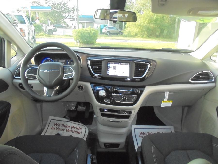 Grey Chrysler Voyager image number 13
