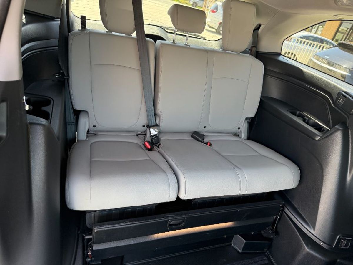 Grey Honda Odyssey image number 10
