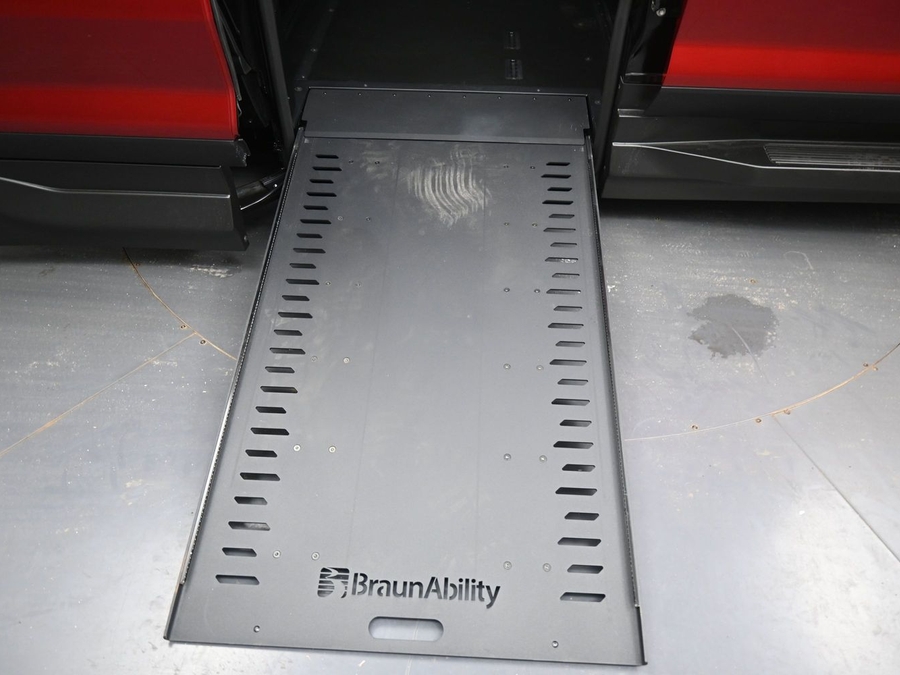 New 2026 Chevrolet Traverse 1LT Midnight - BraunAbility Side Entry In Floor Automatic Ramp