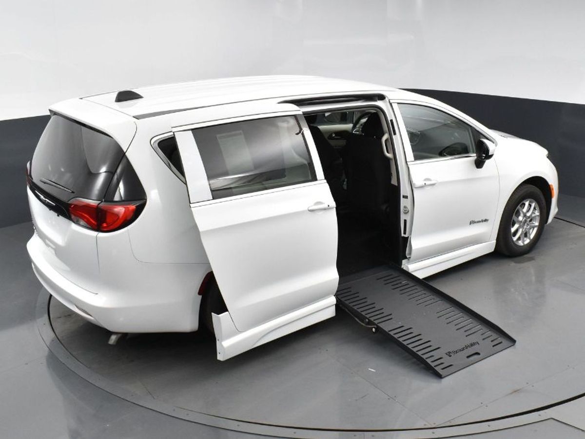 White Chrysler Voyager image number 16