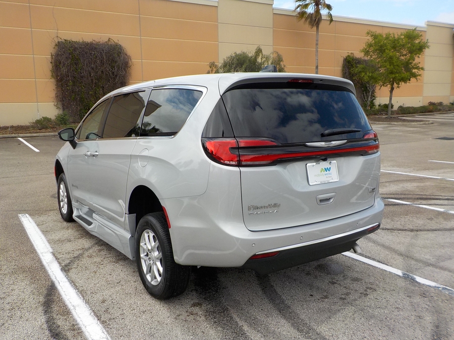 Silver Chrysler Pacifica image number 27