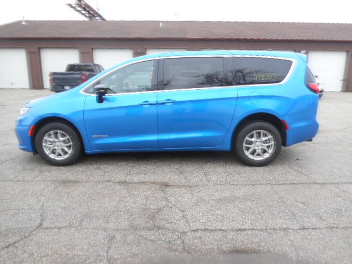 Blue Chrysler Pacifica image number 2