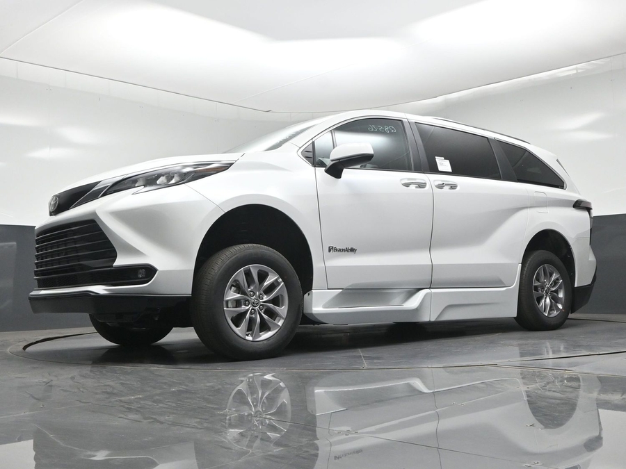 New 2026 Toyota Sienna Hybrid XLE Base - BraunAbility Side Entry Fold Out Automatic Ramp
