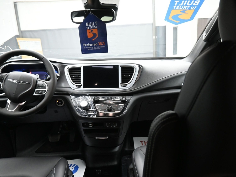 Black Chrysler Pacifica image number 12