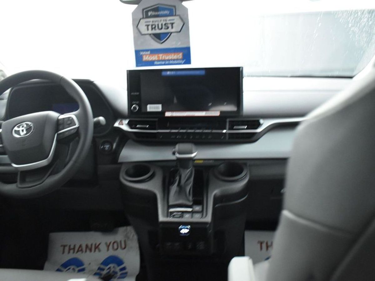 2025 TOYOTA SIENNA - Image 13