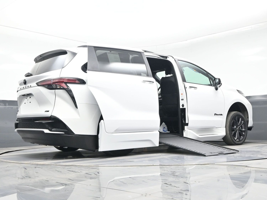 New 2025 Toyota Sienna Hybrid XSE Sport - BraunAbility Side Entry Entry In Floor Automatic Ramp