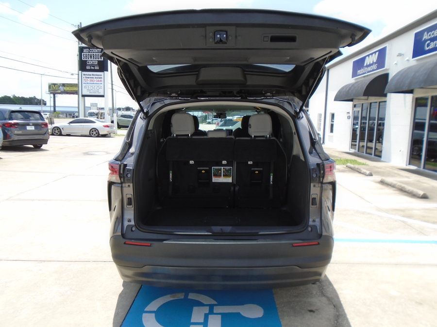Grey Toyota Sienna image number 10