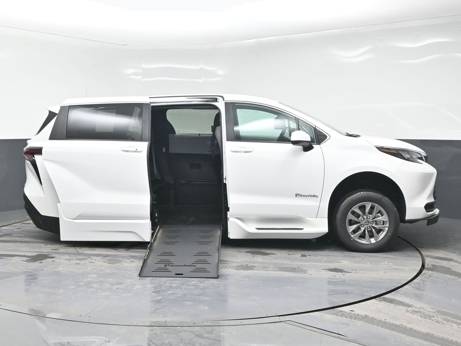 New 2025 Toyota Sienna Hybrid LE - BraunAbility Side Entry Entry Fold Out Automatic Ramp
